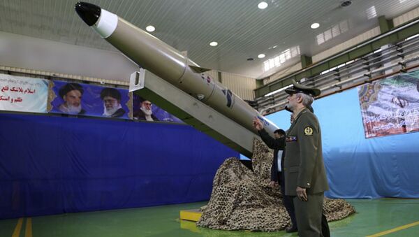 Министр обороны Ирана Амир Хатами представил в понедельник баллистическую ракету типа Фатех - Sputnik Moldova-România