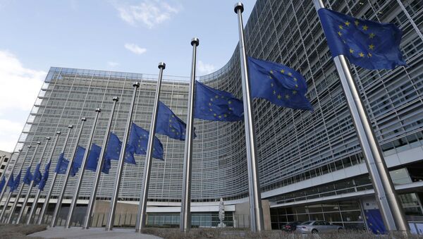 European flags fly at half-mast in front of the European Commission headquarters in tribute to victims from the morning explosions in Brussels, Belgium, March 22, 2016 - Sputnik Moldova-România