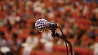 Микрофон на сцене