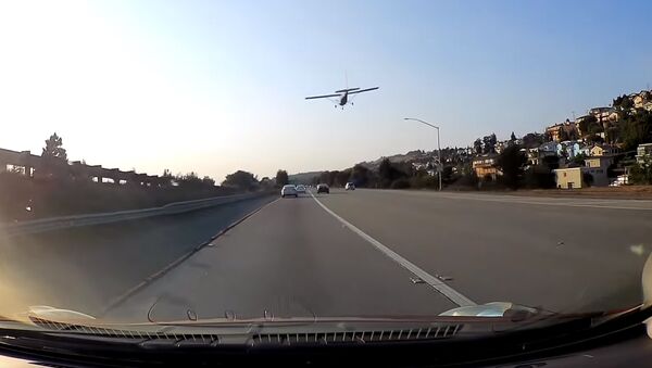 Самолет делает экстренную посадку на автостраде в Калифорнии - Sputnik Молдова