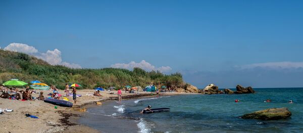 Отдыхающие на пляже Отдыхающие на пляже - Sputnik Moldova