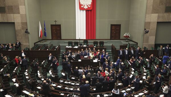 Polish opposition parliamentarians protest against the rules proposed by the head office of the Sejm, the lower house of parliament, ban all recording of parliamentary sessions except by five selected television stations and limits the number of journalists allowed in the building, in the Parliament in Warsaw, Poland December 16, 2016 - Sputnik Moldova-România