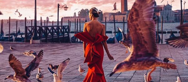 Снимок фотографа Кристины Макеевой из серии Девушка в платье, снятый в Венеции, Италия Снимок фотографа Кристины Макеевой из серии Девушка в платье, снятый в Венеции, Италия - Sputnik Молдова