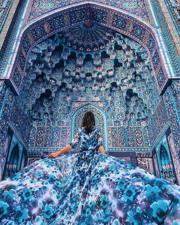 Снимок фотографа Кристины Макеевой из серии Девушка в платье, снятый у Санкт-Петербургской соборной мечети - Sputnik Молдова