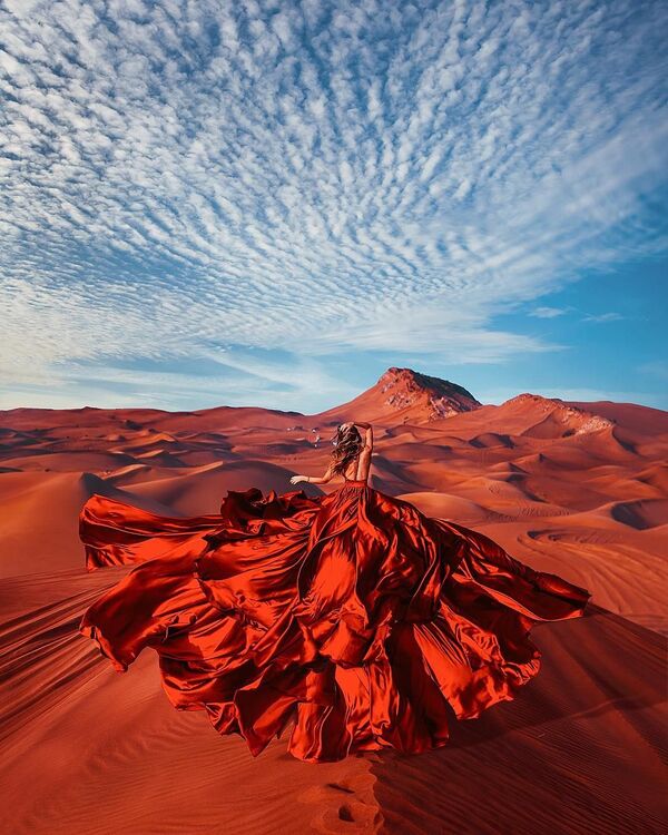 Снимок фотографа Кристины Макеевой из серии Девушка в платье, снятый в пустыне Руб-эль-Хали, ОАЭ - Sputnik Молдова