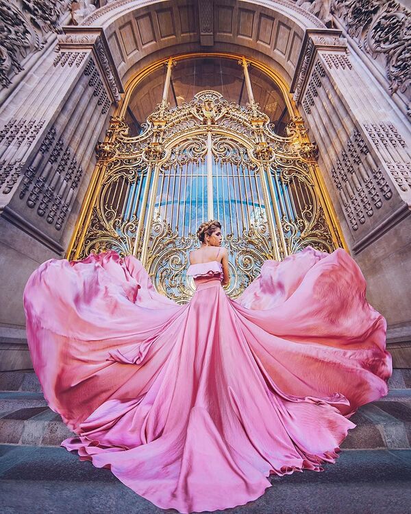 Снимок фотографа Кристины Макеевой из серии Девушка в платье, снятый у Малого дворца в Париже, Франция - Sputnik Молдова