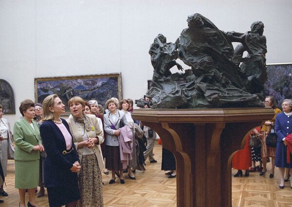Жена президента США Хиллари Клинтон в Третьяковской галерее, 1995 год - Sputnik Молдова