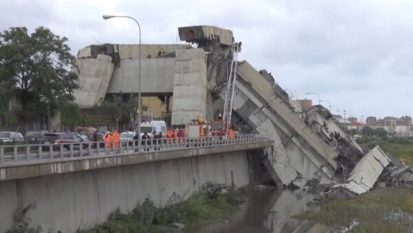 Rescue workers are seen at the collapsed Morandi Bridge in the Italian port city of Genoa, Italy August 14, 2018 in this still image taken from a video - Sputnik Moldova-România