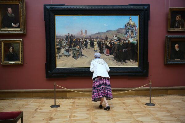 Un vizitator la pictura lui Ilya Repin Procesiunea în gubernia Kurs în Galeria Tretiakov - Sputnik Moldova-România