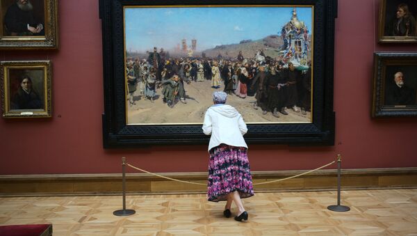 Посетитель у картины Ильи Репина Крестный ход в Курской губернии в зале художника в Третьяковской галерее - Sputnik Молдова
