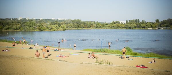 Жара городской пляж лето погода люди озеро / oameni meteo anotimp vara arșiță caniculă plajă iaz lac - Sputnik Moldova-România