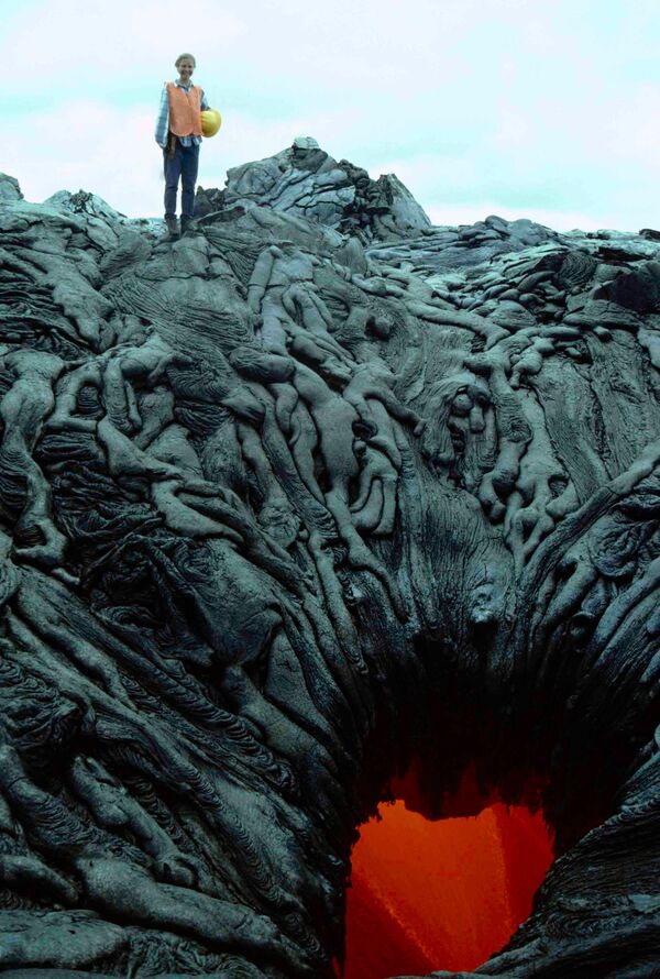 Поток лавы после извержения на острове Камокуна - Sputnik Молдова