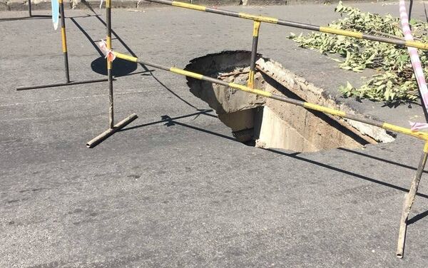 Prăbuşirea unei plăţi de beton pe str. Grenoble - Sputnik Moldova