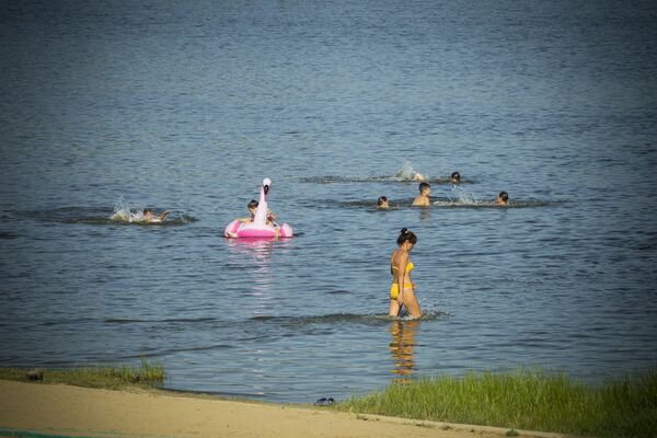 Copii cu jucării gonflabile pe lac - Sputnik Moldova
