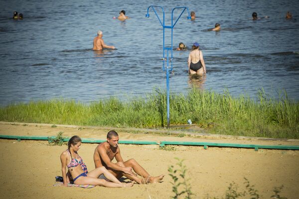 Perechile de îndrăgostiți s-au refugiat pe plajă, pentru a se răcori... - Sputnik Moldova