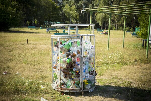 Pe o asemenea arșiță, coșurile de gunoi sunt arhipline de recipiente din plastic - Sputnik Moldova
