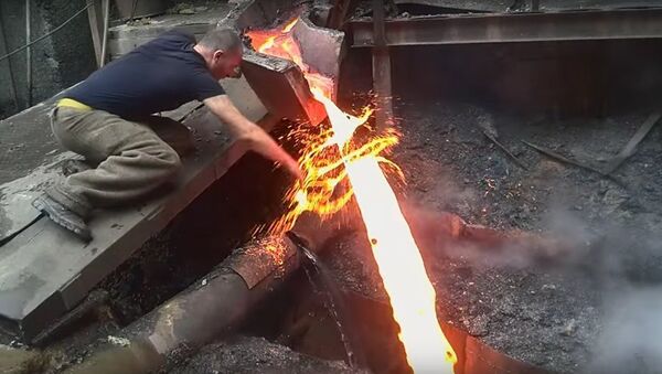 Steel Mill Worker Manhandles Molten Metal - Sputnik Moldova