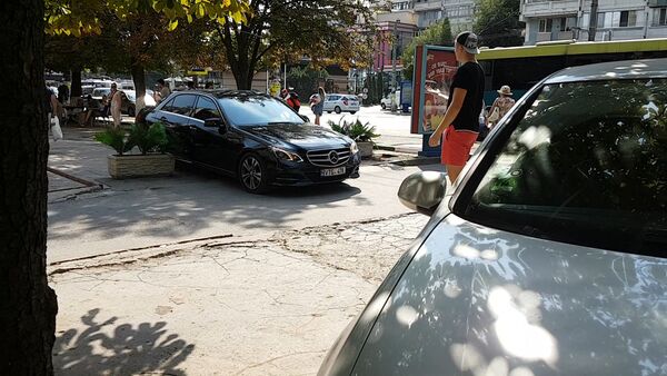 В Кишиневе автомобиль застрял на тротуаре между заграждениями - Sputnik Moldova