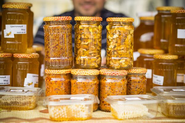 Орехи в меду любят многие - Sputnik Молдова