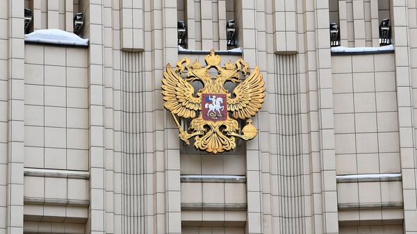 Герб РФ на здании министерства иностранных дел в Москве - Sputnik Moldova-România