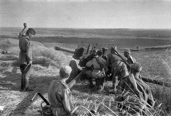 Артиллерийский расчет ведет огонь по врагу. Курская битва. 7 июля 1943 - Sputnik Молдова