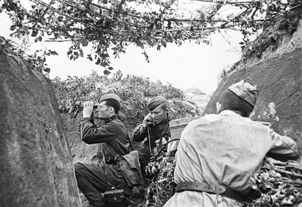 Курская дуга. Командир батареи лейтенант Н. Ковалев с сослуживцами. 4 июля 1943 - Sputnik Молдова