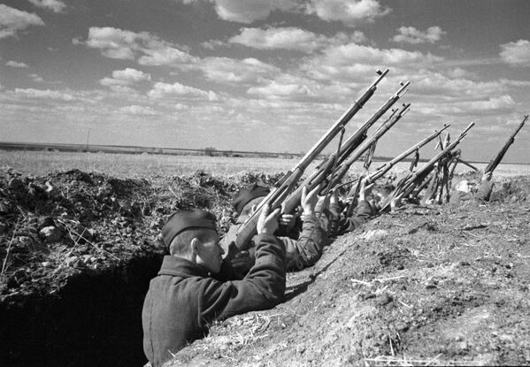 Советские воины ведут огонь из винтовок по вражескому самолету. Курская дуга. 4 июля 1943 - Sputnik Молдова