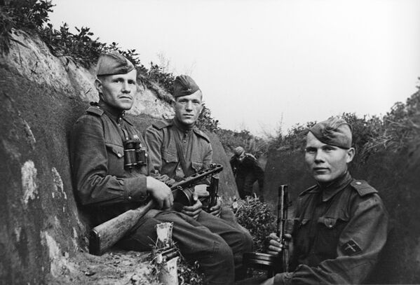 Командиры орудий мотострелковых войск. Курская битва. 4 июля 1943 - Sputnik Молдова