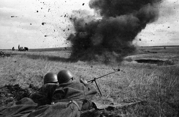 Бронебойщики ведут огонь на Курской дуге. 18 августа 1943 - Sputnik Молдова