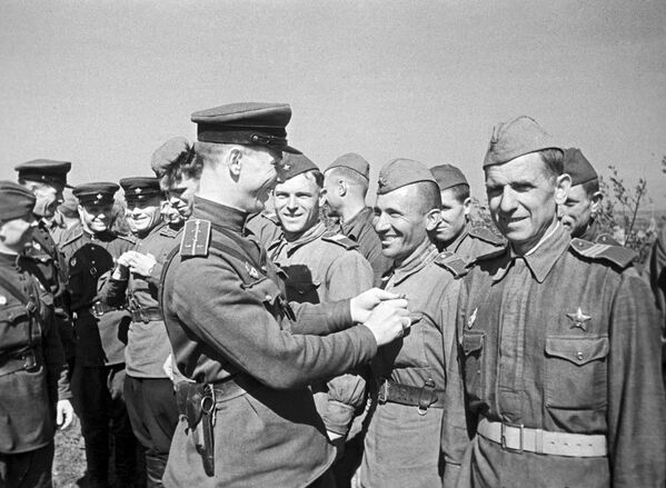 Курская дуга. Вручение воинам правительственных наград. 23 августа 1943 - Sputnik Молдова