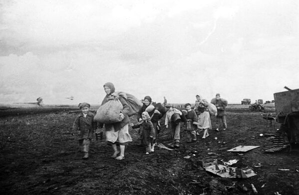 Возвращение жителей в освобожденное село Покровка на Курской дуге, 1943 год - Sputnik Молдова