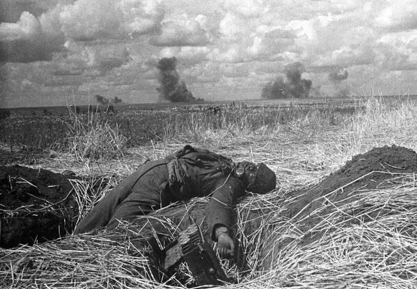 Убитый во время танкового сражения немецкий солдат на Курской дуге, 1943 год - Sputnik Молдова