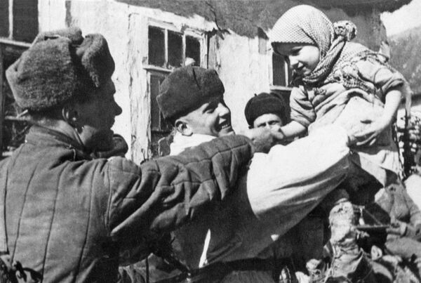Бойцы Красной Армии с местными жителями освобожденного села под Курском в 1943 году во время Великой Отечественной войны - Sputnik Молдова