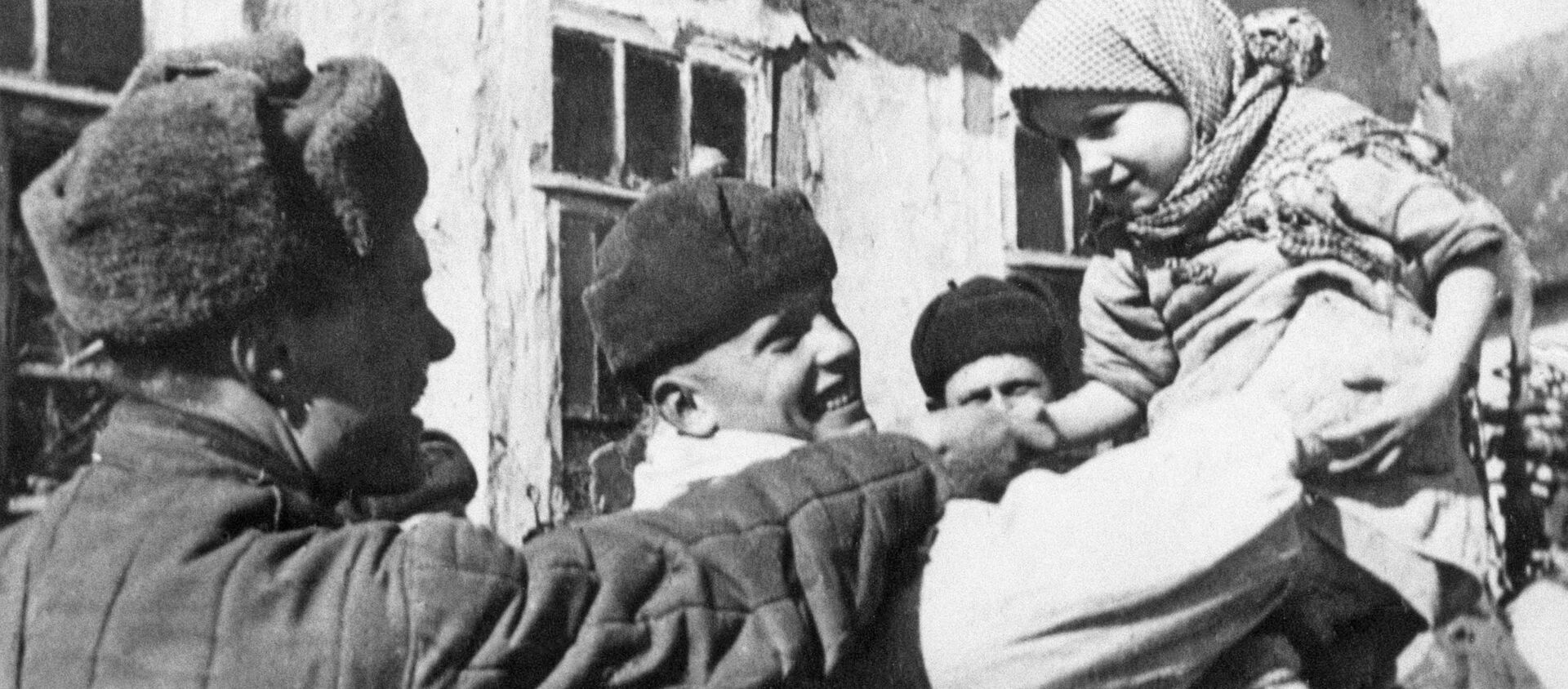 Бойцы Красной Армии с местными жителями освобожденного села под Курском в 1943 году во время Великой Отечественной войны - Sputnik Молдова, 1920, 24.10.2020
