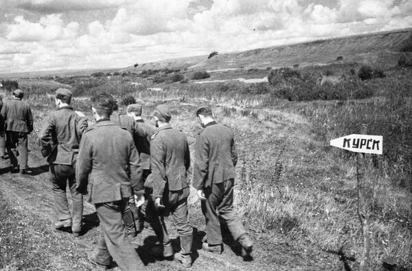 Колонна пленных немецких солдат в районе Курска, 1943 год - Sputnik Молдова