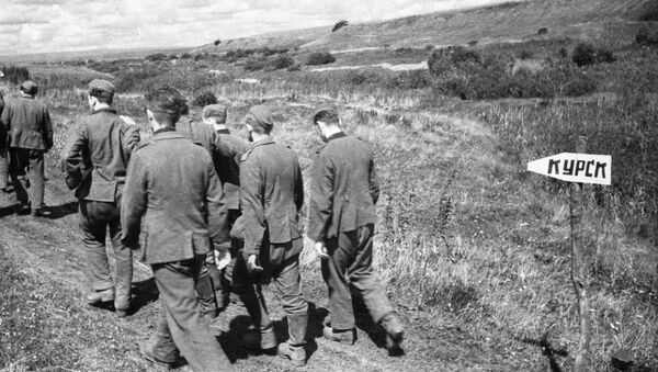 Колонна пленных немецких солдат в районе Курска, 1943 год - Sputnik Молдова