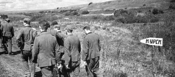 Колонна пленных немецких солдат в районе Курска, 1943 год Колонна пленных немецких солдат в районе Курска, 1943 год - Sputnik Молдова