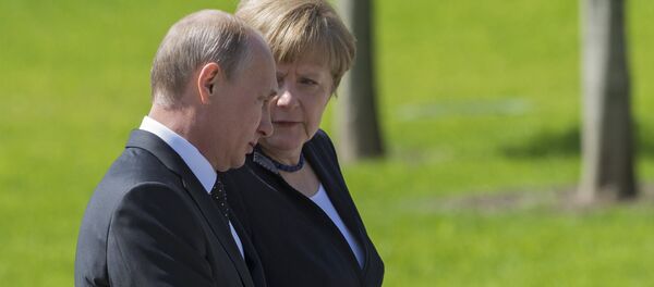 Vladimir Putin and German Chancellor Angela Merkel lay flowers at Tomb of the Unknown Soldier Vladimir Putin and German Chancellor Angela Merkel lay flowers at Tomb of the Unknown Soldier - Sputnik Moldova-România