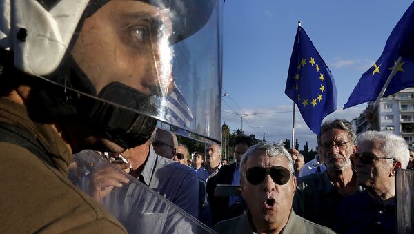 Riot police stand between anti-austerity and pro-EU protesters in front of the parliament building during a rally calling on the government to clinch a deal with its international creditors and secure Greece's future in the eurozone in Athens, Greece, in this June 22, 2015 file photo - Sputnik Moldova-România