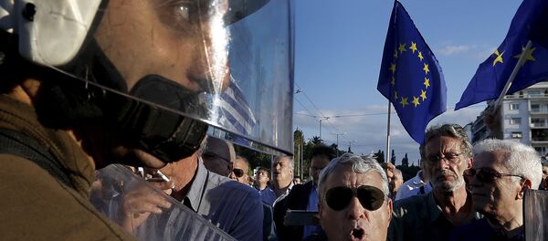 Riot police stand between anti-austerity and pro-EU protesters in front of the parliament building during a rally calling on the government to clinch a deal with its international creditors and secure Greece's future in the eurozone in Athens, Greece, in this June 22, 2015 file photo Riot police stand between anti-austerity and pro-EU protesters in front of the parliament building during a rally calling on the government to clinch a deal with its international creditors and secure Greece's future in the eurozone in Athens, Greece, in this June 22, 2015 file photo - Sputnik Moldova