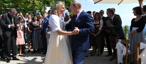 Президент России Владимир Путин поздравляет министра иностранных дел Австрии Президент России Владимир Путин поздравляет министра иностранных дел Австрии - Sputnik Moldova