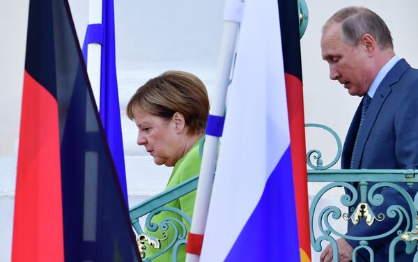 Президент РФ Владимир Путин в Германии на переговорах с канцлером ФРГ Ангелой Меркель - Sputnik Молдова