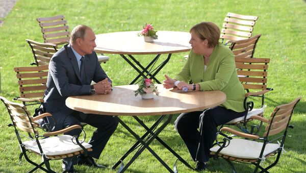 Президент РФ Владимир Путин в Германии на переговорах с канцлером ФРГ Ангелой Меркель - Sputnik Moldova-România