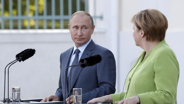 Президент РФ Владимир Путин в Германии на переговорах с канцлером ФРГ Ангелой Меркель - Sputnik Moldova-România