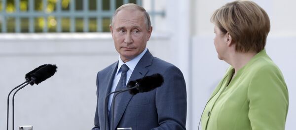 Президент РФ Владимир Путин в Германии на переговорах с канцлером ФРГ Ангелой Меркель Президент РФ Владимир Путин в Германии на переговорах с канцлером ФРГ Ангелой Меркель - Sputnik Moldova