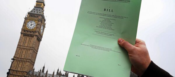 A journalist poses with a copy of the Brexit Article 50 bill, introduced by the government to seek parliamentary approval to start the process of leaving the European Union, in front of the Houses of Parliament in London, Britain, January 26, 2017. - Sputnik Moldova-România