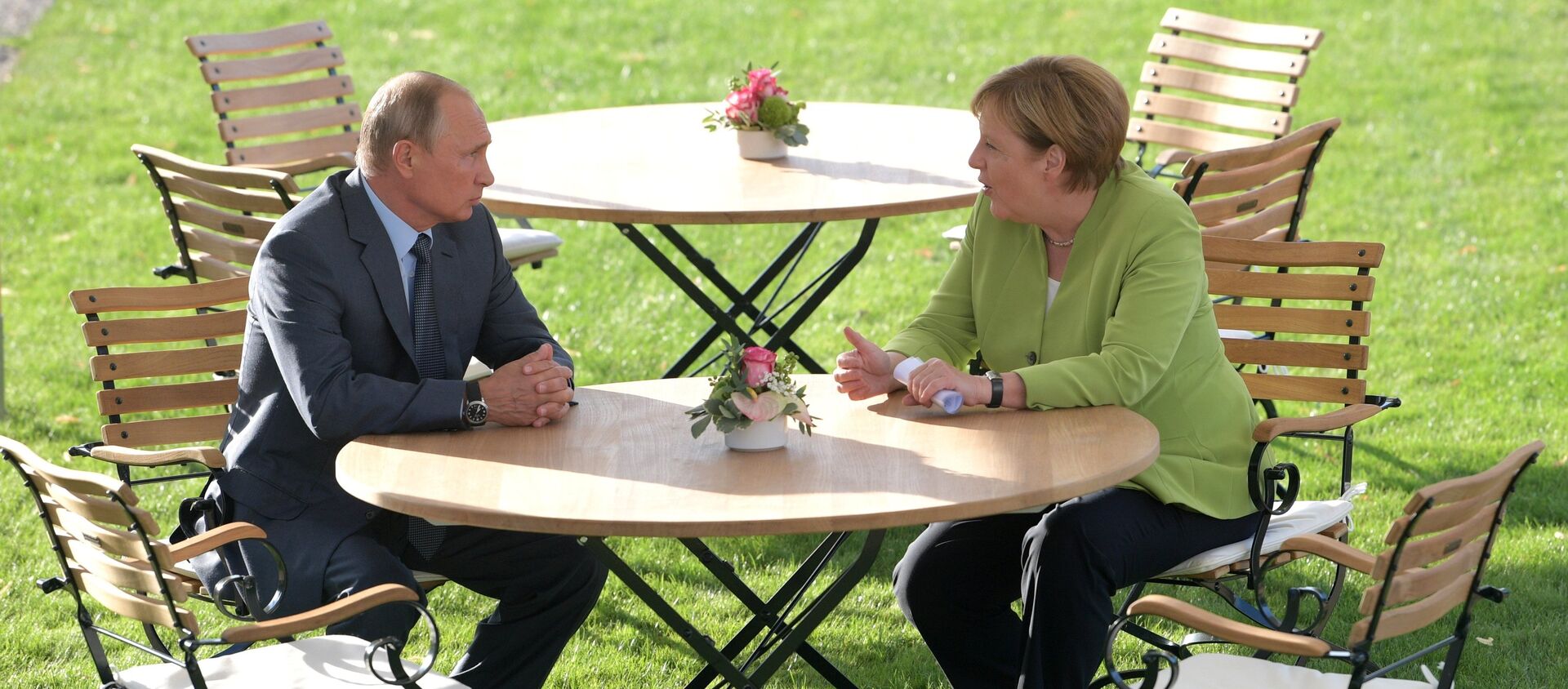 Президент РФ Владимир Путин в Германии на переговорах с канцлером ФРГ Ангелой Меркель - Sputnik Молдова, 1920, 05.06.2021