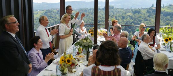 Президент РФ Владимир Путин на свадьбе министра иностранных дел Австрии Карин Кнайсль - Sputnik Молдова