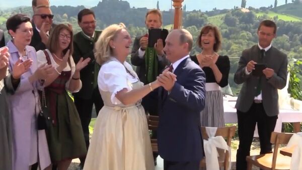 Путин на свадьбе главы МИД Австрии Кнайсль - Sputnik Moldova