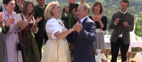 Путин на свадьбе главы МИД Австрии Кнайсль - Sputnik Moldova